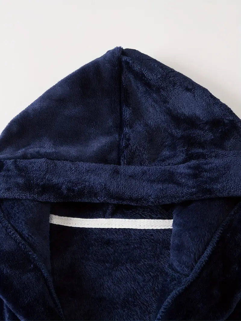 enfant en peignoir bleu avec capuche